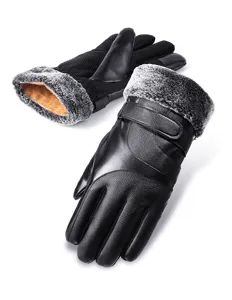 Détail de gants en similicuir noir avec doublure en fourrure grise épaisse pour l'hiver.