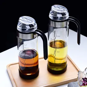 Nahaufnahme von Premium-Glas-Ölspendern mit präzisen Messskalen für die moderne Küche