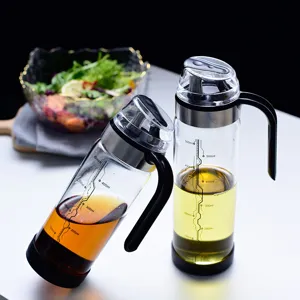 Detailansicht der präzisen Messskala am Glas-Ölspender mit Schwerkraftverschluss für die Küche.
