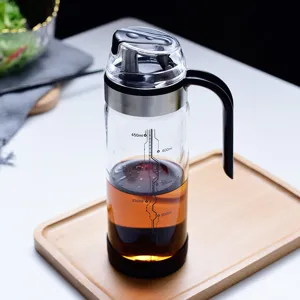 Detailansicht eines Glas-Ölspenders mit Messskala auf einem Holztablett