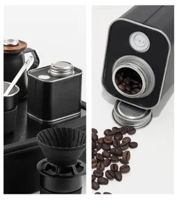 Detailweergave van de zwarte leeromwikkelde koffiebonenbus met verspreide koffiebonen.