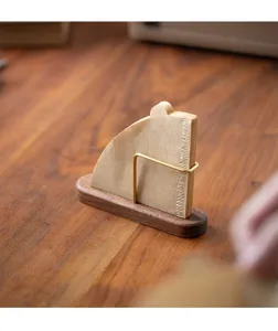 Primer plano de un portafiltros de café minimalista de madera y latón con filtros en mesa