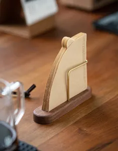 Primer plano de un soporte para papel de filtro de café en madera de nogal y latón
