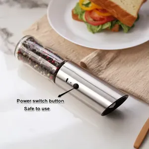 Detailansicht der elektrischen Pfeffermühle aus Edelstahl mit USB-Anschluss und Ein-Aus-Taste
