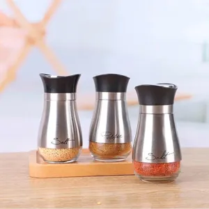 Set aus Gewürzstreuern aus Edelstahl und Glas für Salz und Pfeffer.