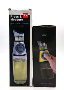 Dettaglio confezione distributore olio da 500 ml con scale di misurazione chiare.