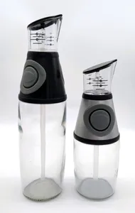 Set di due bottiglie per olio in vetro con pompa a pressione e scale graduate chiare