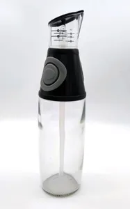 Dettaglio di una bottiglia di olio in vetro da 500ml con tappo dosatore a pressione.