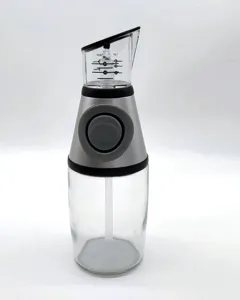 Dettaglio dell'erogatore di olio in vetro da 500 ml con pompa e misurazioni precise