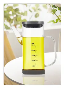 Detailansicht eines 550ml Glas-Ölspenders mit klaren Messskalen