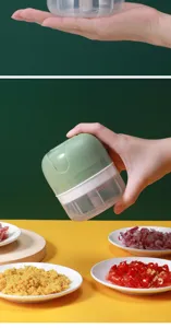 Mini hachoir à ail électrique portable avec ingrédients hachés sur une table jaune