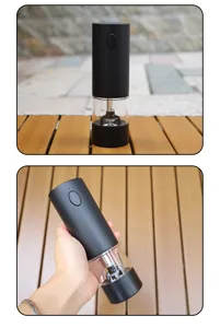 Detailansicht einer mattschwarzen elektrischen Salz- und Pfeffermühle auf Holztisch
