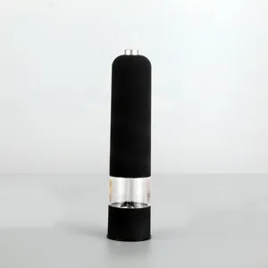 Détail du moulin à poivre en acier inoxydable avec corps mat noir et fenêtre transparente.