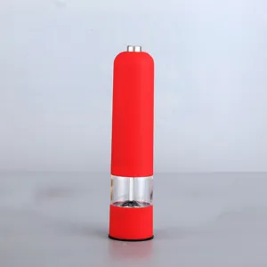 Vue détaillée du moulin à poivre rouge de cuisine avec fenêtre transparente pour épices.