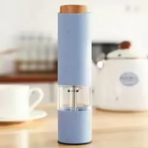 Detailansicht der blauen elektrischen Pfeffermühle mit Weizenstroh-Textur und Holzkappe