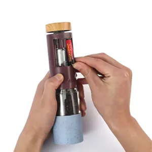 Detailansicht der Installation der AAA-Batterie in die elektrische Pfeffermühle