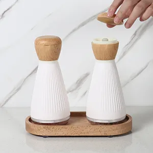 Manuelles Salz- und Pfeffermühlen-Set mit weißem Gehäuse und Holzdeckel auf Tablett