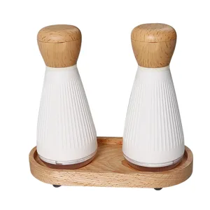 Minimalistisches manuelles Salz- und Pfeffermühlen-Set mit Holzsockel und geriffeltem Gehäuse.