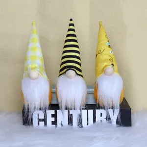 Détail montrant trois gnomes abeilles avec chapeaux rayés et à carreaux sur boîte