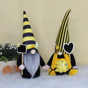 Couple de gnomes en peluche sur le thème des abeilles, chapeaux rayés et ardoises