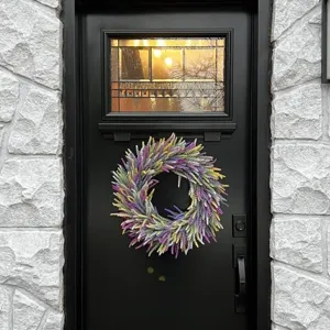 Couronne de lavande artificielle réaliste avec fleurs violettes et jaunes sur porte noire