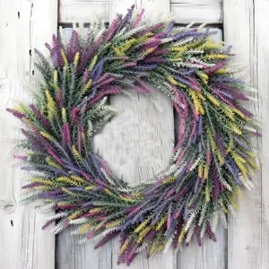 Couronne de lavande artificielle rustique sur fond de planches de bois blanc vieilli