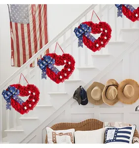 Coronas de tela con forma de corazón para el Día de la Independencia en una escalera