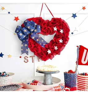 Detalle de corona de corazón patriótica con volantes rojos y lazo de estrellas para 4 de julio.