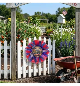 Detail van de Amerikaanse 250-jarige jubileumkrans aan een wit tuinhek in de tuin
