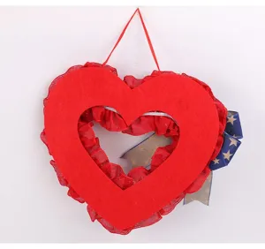Detalle de corona de corazón del Día de la Independencia con fieltro y estrellas
