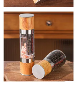 Detailansicht manueller Gewürzmühle mit Holzmaserung und Glasbehälter für Pfeffer
