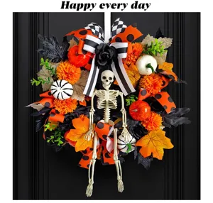 Gedetailleerde close-up van een Halloween-krans met een skelet, esdoornblad en pompoenen