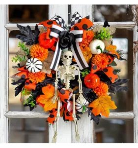 Halloweenkrans met skelet, pompoenen en esdoornbladeren voor feestelijke deurdecoratie.