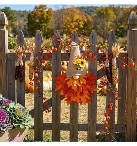 Dettaglio dell'appendiporta a forma di gnomo autunnale con foglie d'acero e girasoli