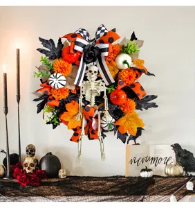 Halloweenkrans met skelet esdoornbladeren en pompoenen in een feestelijke kamerdecor