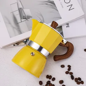 Klassischer gelber achteckiger Moka-Pot-Kaffeebereiter mit Holzgriff und Kaffeebohnen