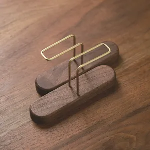 Elegante soporte para filtros de café en madera de nogal y latón de diseño sobrio