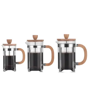 Trio de cafetières à piston avec couvercles et poignées en bambou en trois tailles