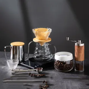 Detailopname van een professionele handmatige koffieset met glazen filter en molen