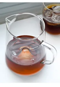 Détail d'un serveur à café en verre borosilicaté avec échelle de 300 ml et poignée solide