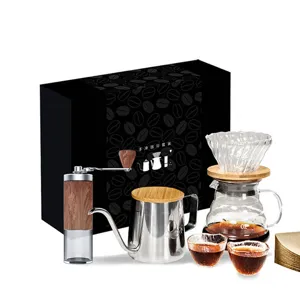 Gedetailleerd overzicht van handmatige koffiezetset-onderdelen met een geschenkverpakking