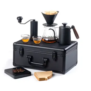 Complete professionele draagbare pour-over koffieset met handmolen en draagkoffer