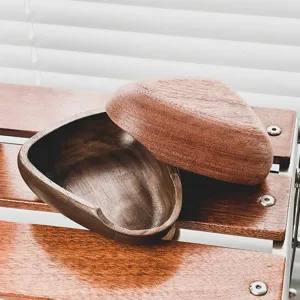 Bandeja dosificadora de granos de café de madera artesanal con tapa en banco de sol