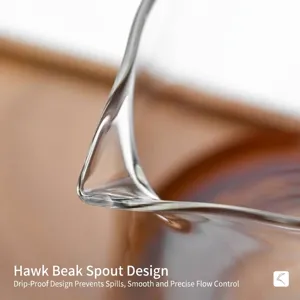 Détail macro d'un serveur à café en verre résistant à la chaleur avec bec aigle précis