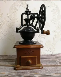 Λεπτομερής όψη vintage χειροκίνητου μύλου καφέ με τροχό από χυτοσίδηρο και ξύλο
