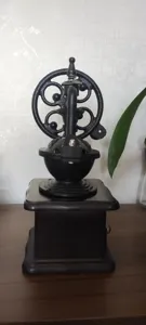 Vintage χειροκίνητος μύλος καφέ με τροχό από χυτοσίδηρο και βάση