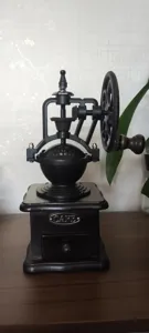 Λεπτομέρεια vintage χειροκίνητου μύλου καφέ από χυτοσίδηρο με μηχανισμό μεγάλης ρόδας