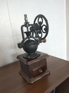 Χειροκίνητος μύλος καφέ από χυτοσίδηρο vintage με σχέδιο τροχού.