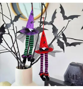 Halloween Hexenhut Anhänger mit gestreiften langen Beinen an schwarzen Zweigen Detail