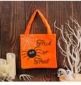 Halloween oranje non-woven stof snoepcadeautas met spinnenwebprint voor kinderfeestje.